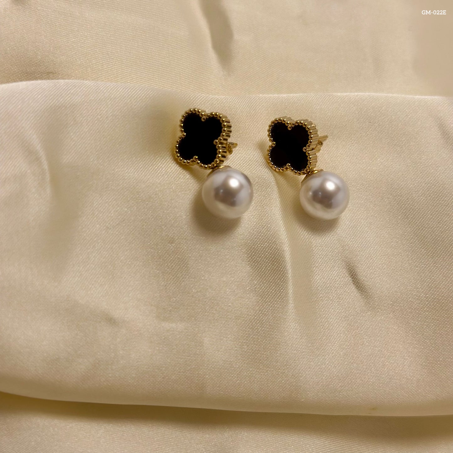Pearl Clover Black Earrings GM-022E