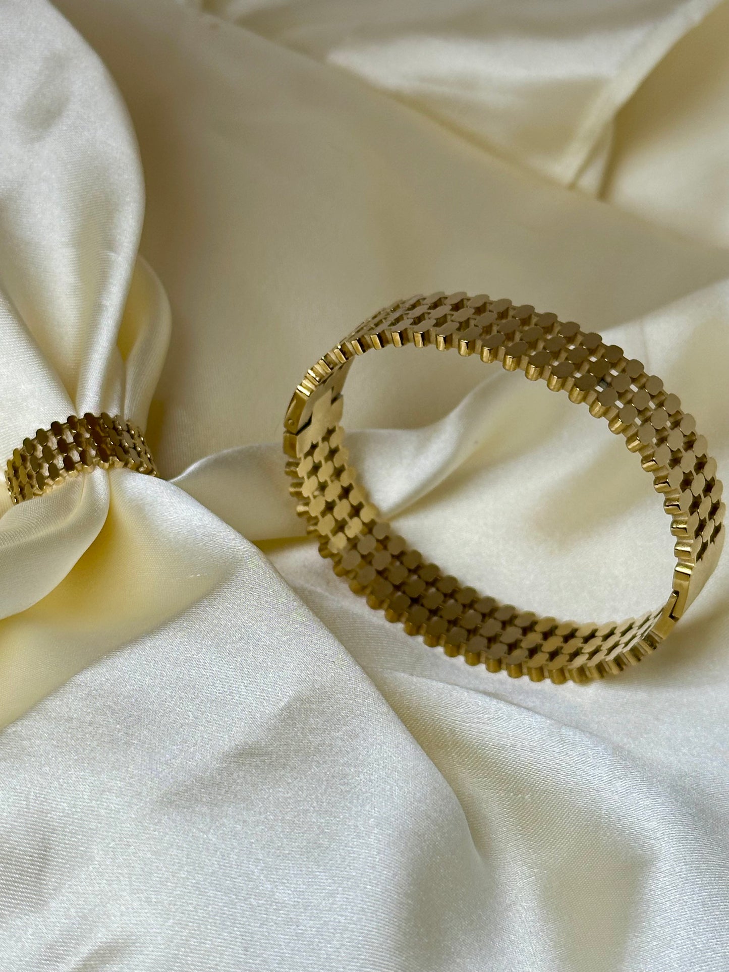 Oval Mesh Ring and Handcuff set